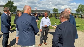 En gruppe personer taler sammen ved indvielse i Middelfart