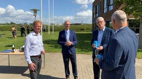 En gruppe personer taler sammen ved indvielse i Middelfart