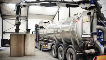 Tankbil tanker gylle over i biogasanlæg