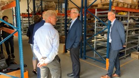 En gruppe personer taler sammen ved indvielse i Middelfart