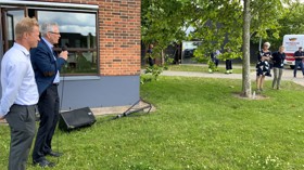 Mand holder tale ved indvielse i Middelfart