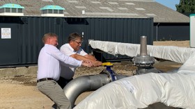 To mænd åbner for hanen til biogasanlæg ved indvielse af Vesthimmerland Biogas